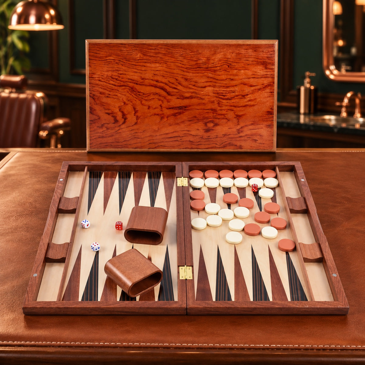Backgammon en bois de sapelli ouvert sur un comptoir en cuir de barbier, mallette marquetée avec pions et gobelets