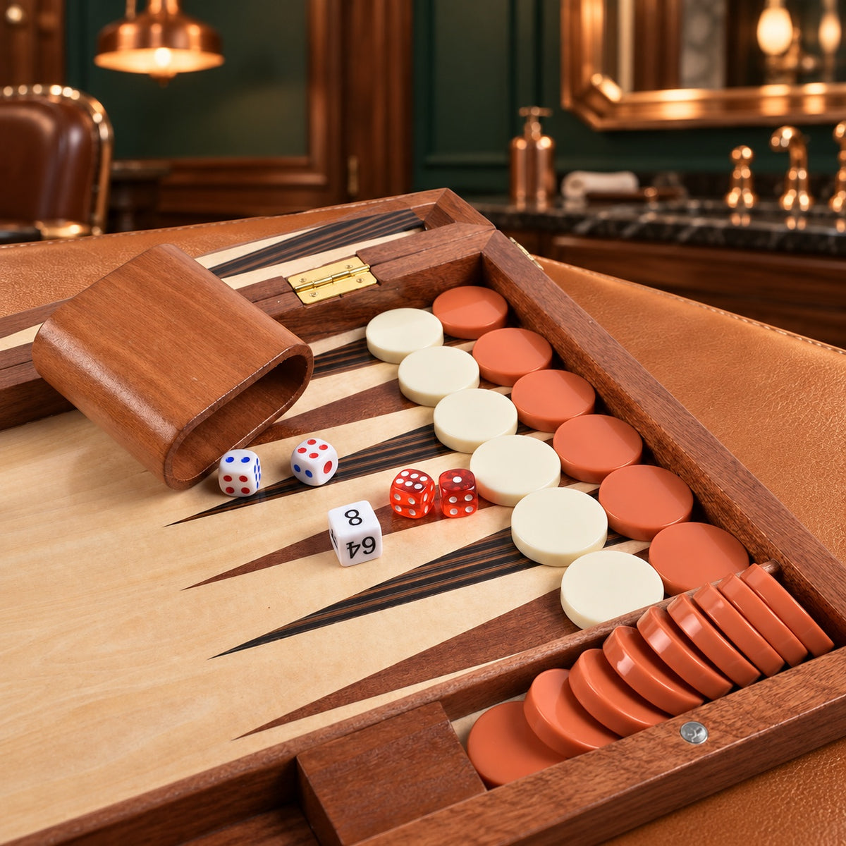 Détail des pions, dés et gobelet en cuir du backgammon en bois de sapelli