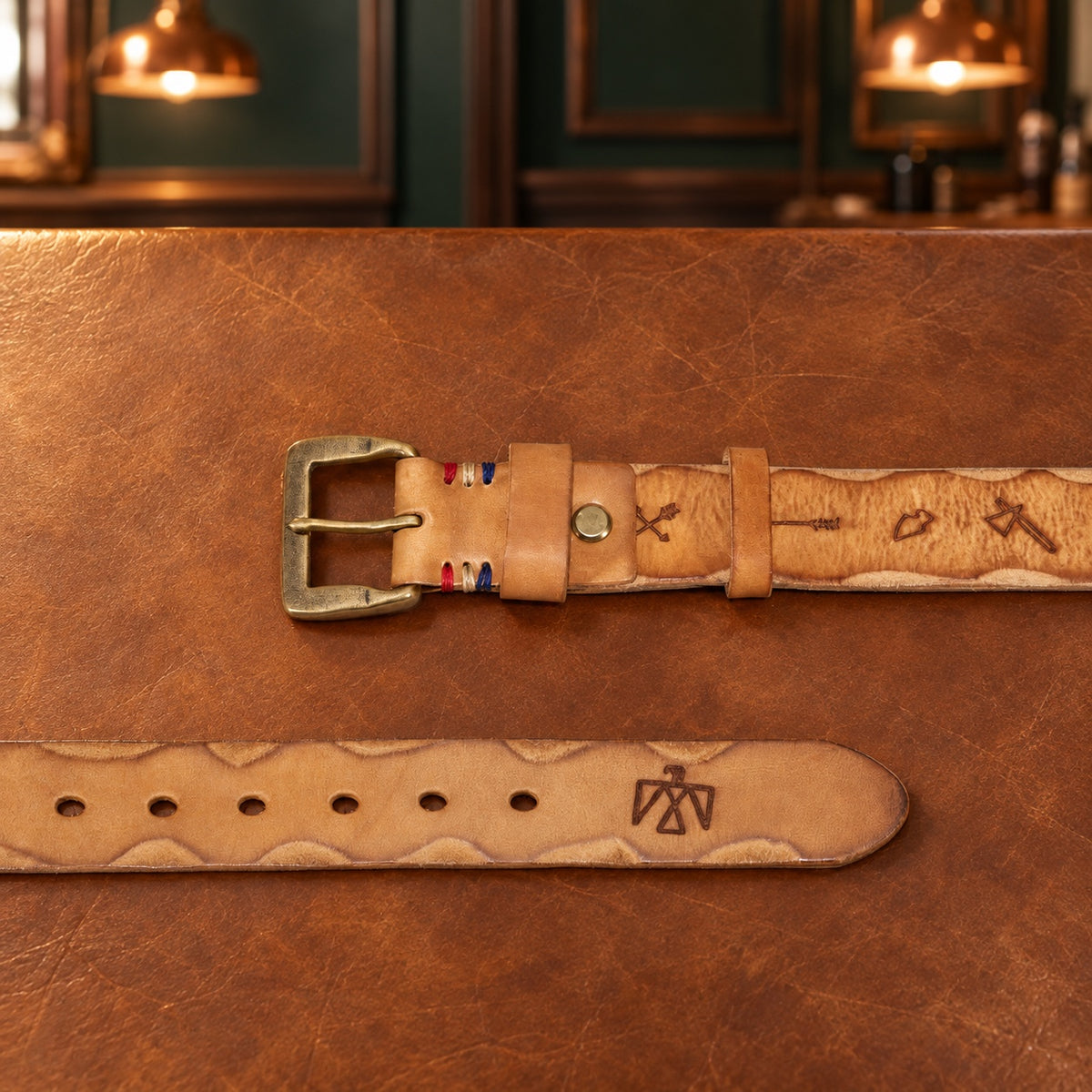 Détail des gravures et de la boucle en laiton de la ceinture