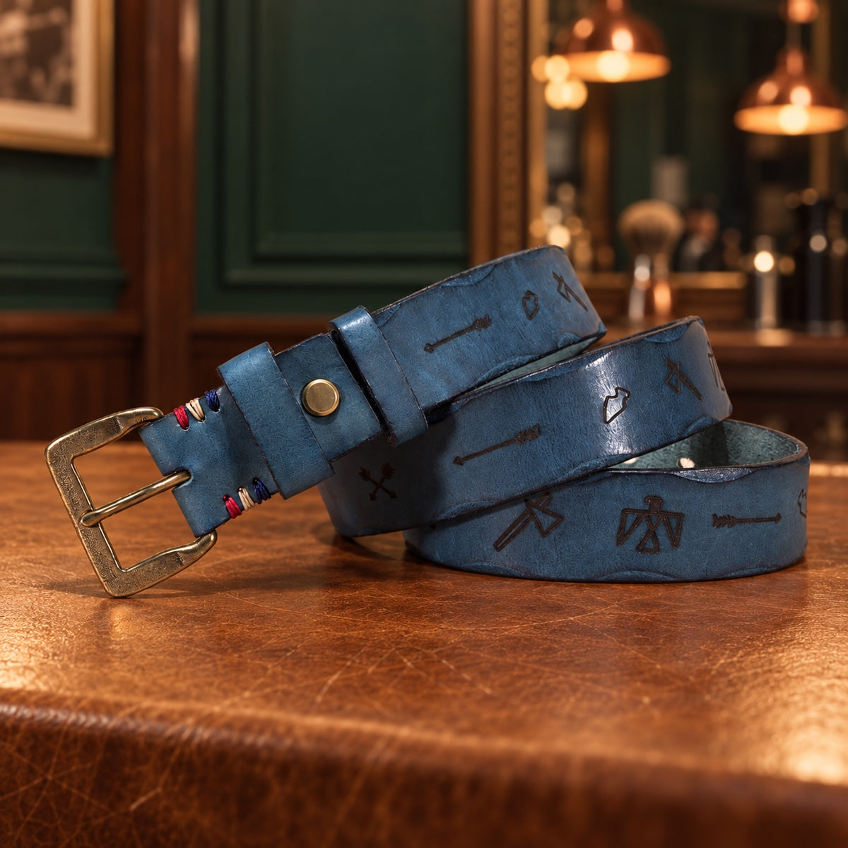 Ceinture en cuir tanné végétal gravée bleue
