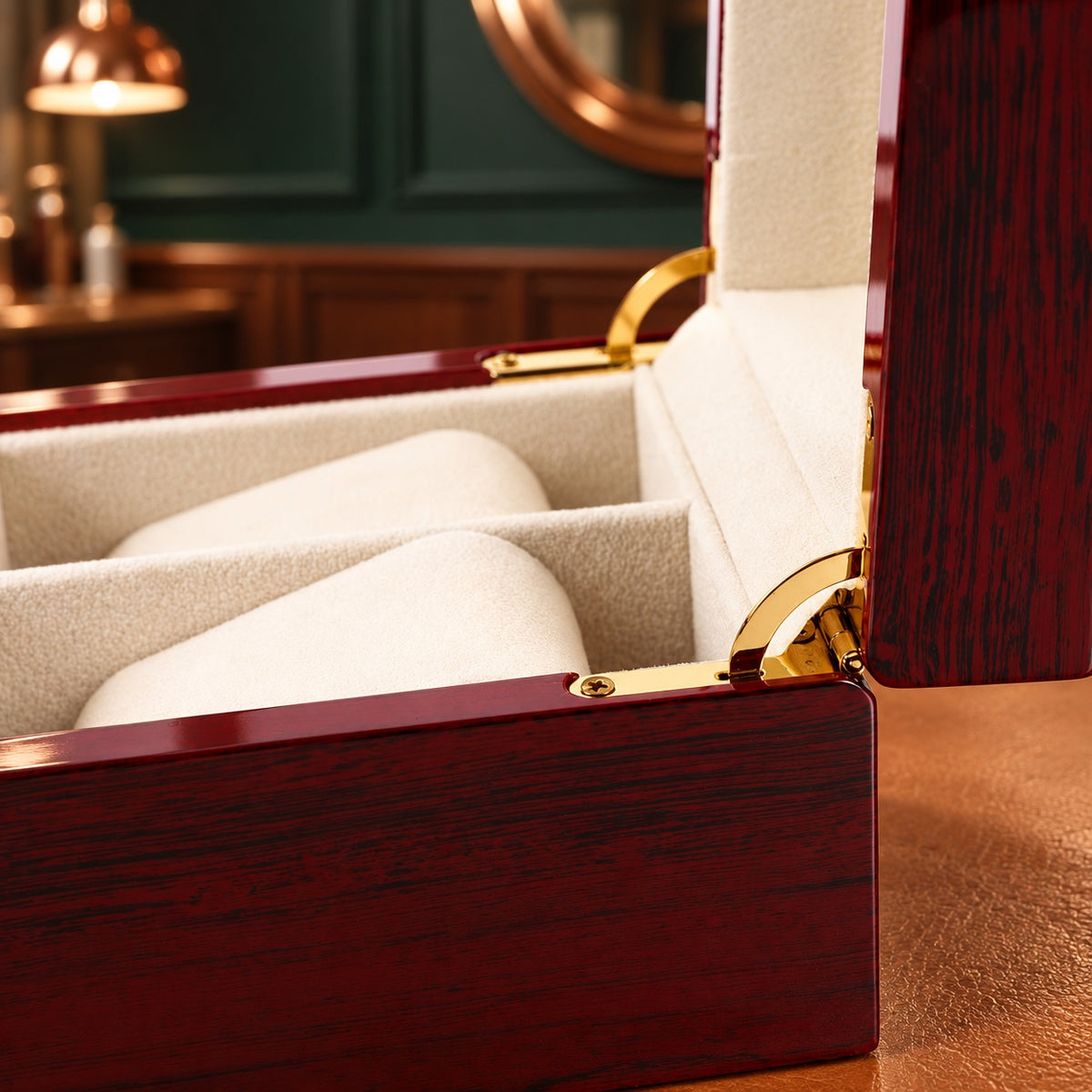 Détail des coussins en suédine crème et charnière dorée du coffret à montres