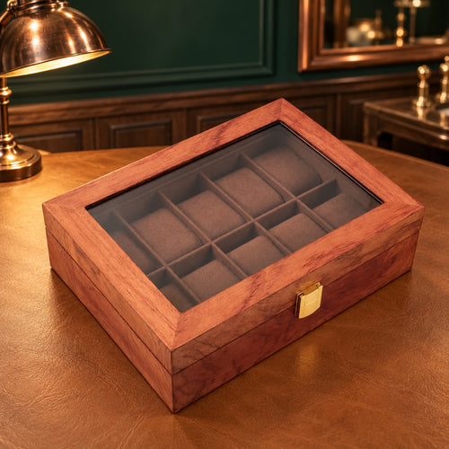 Coffret à montres en bois 10 places avec couvercle vitré et fermoir doré, sur un comptoir en cuir de barbier