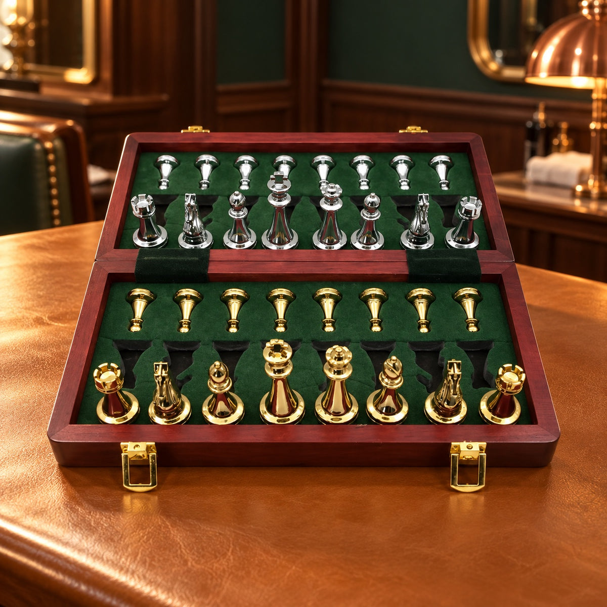 Pièces d'échecs en métal rangées dans l'échiquier, intérieur feutré vert