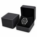 Écrin cadeau pour une montre, cuir noir, ouvert avec montre, fond blanc – L'Art du Cadeau Homme