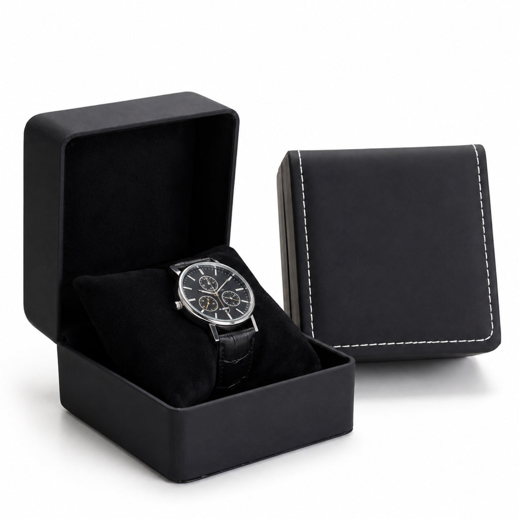 Écrin cadeau pour une montre, cuir noir, détail des surpiqûres, fond blanc – L'Art du Cadeau Homme