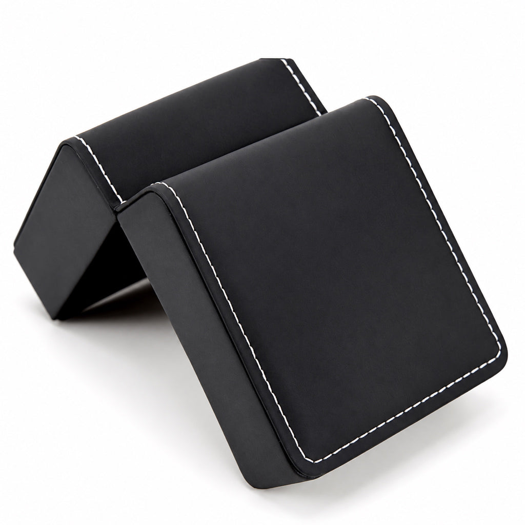 Écrin cadeau pour une montre, cuir noir, vue de côté, fond blanc – L'Art du Cadeau Homme