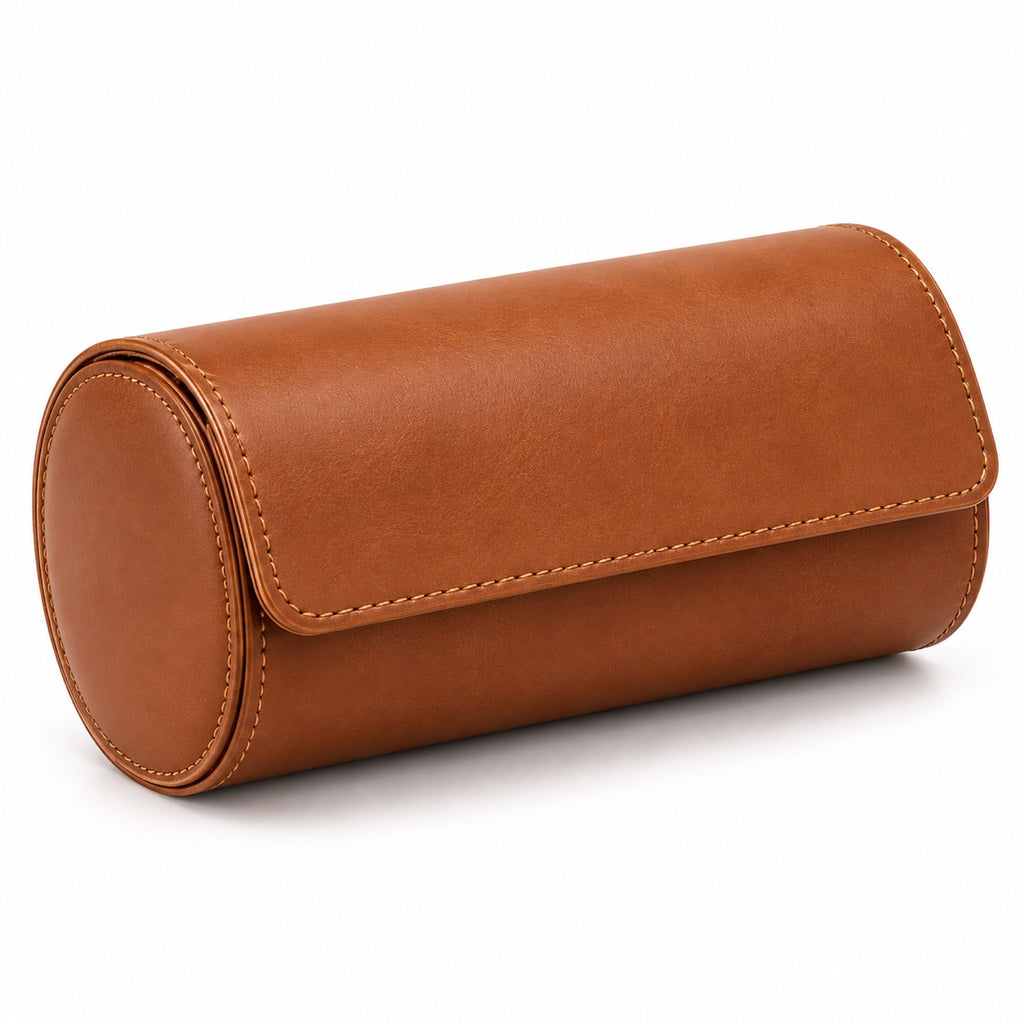 Rouleau de voyage pour 3 montres, cuir camel fermé, packshot fond blanc – L'Art du Cadeau Homme